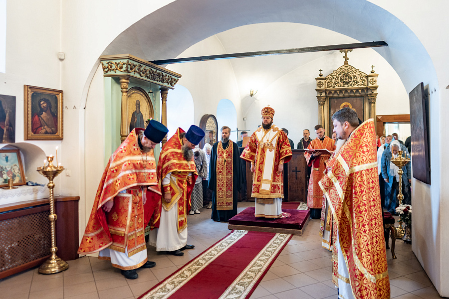 Архиерейское богослужение в храме Воскресения Словущего села Битягово г.о. Домодедово